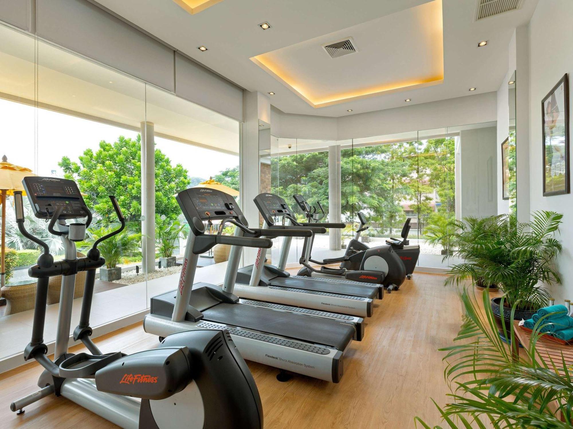 Grand Mercure Phuket Patong Exterior foto The gym at the hotel