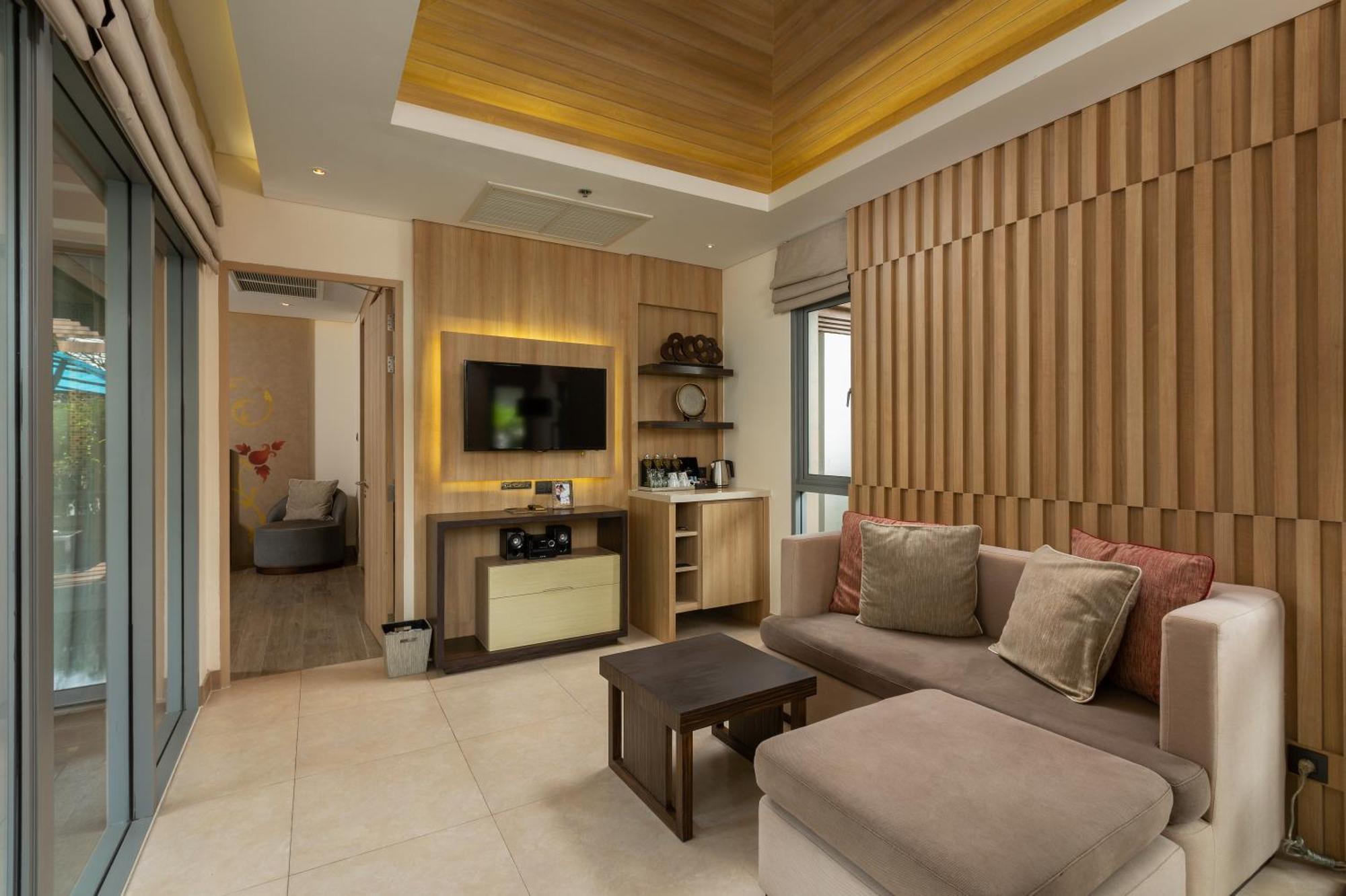 Grand Mercure Phuket Patong Exterior foto A living room in a hotel suite