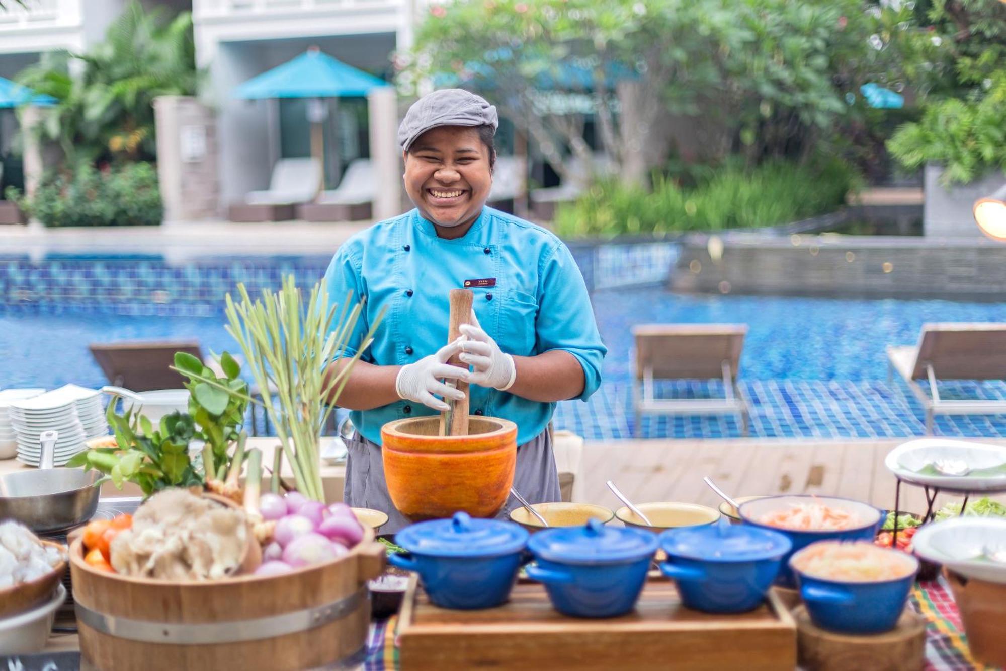 Grand Mercure Phuket Patong Exterior foto Thai cuisine