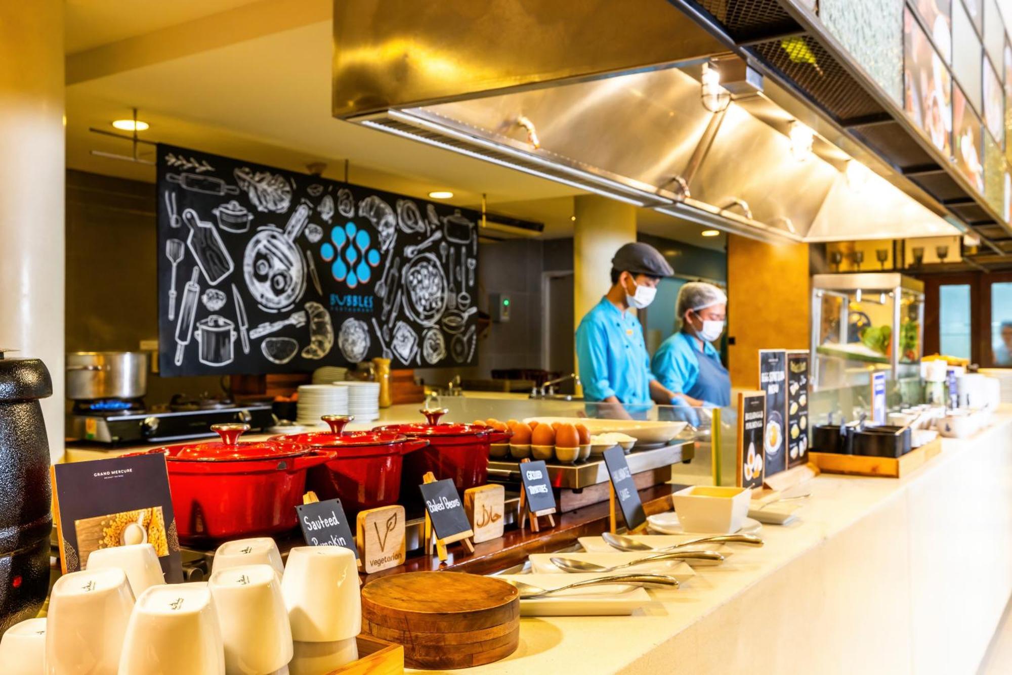 Grand Mercure Phuket Patong Exterior foto Live Kitchen at The Deck