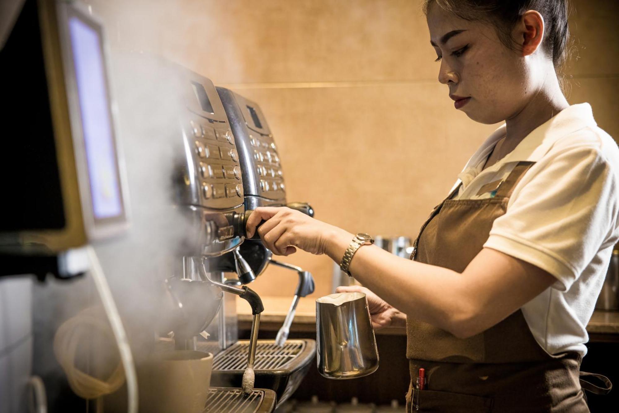 Grand Mercure Phuket Patong Exterior foto A barista making coffee