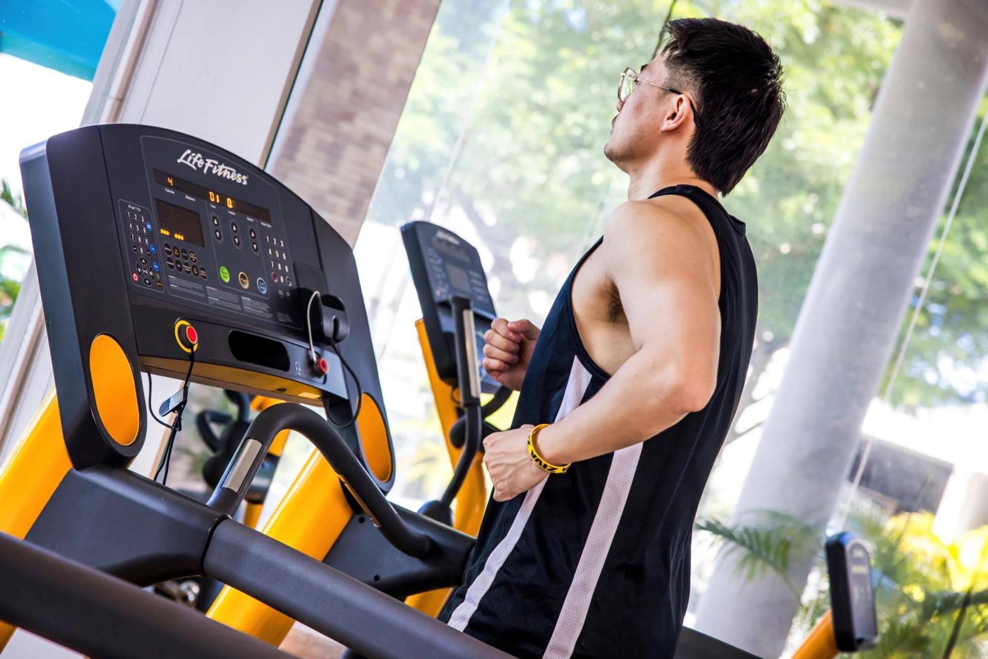Grand Mercure Phuket Patong Exterior foto A man exercising on a treadmill