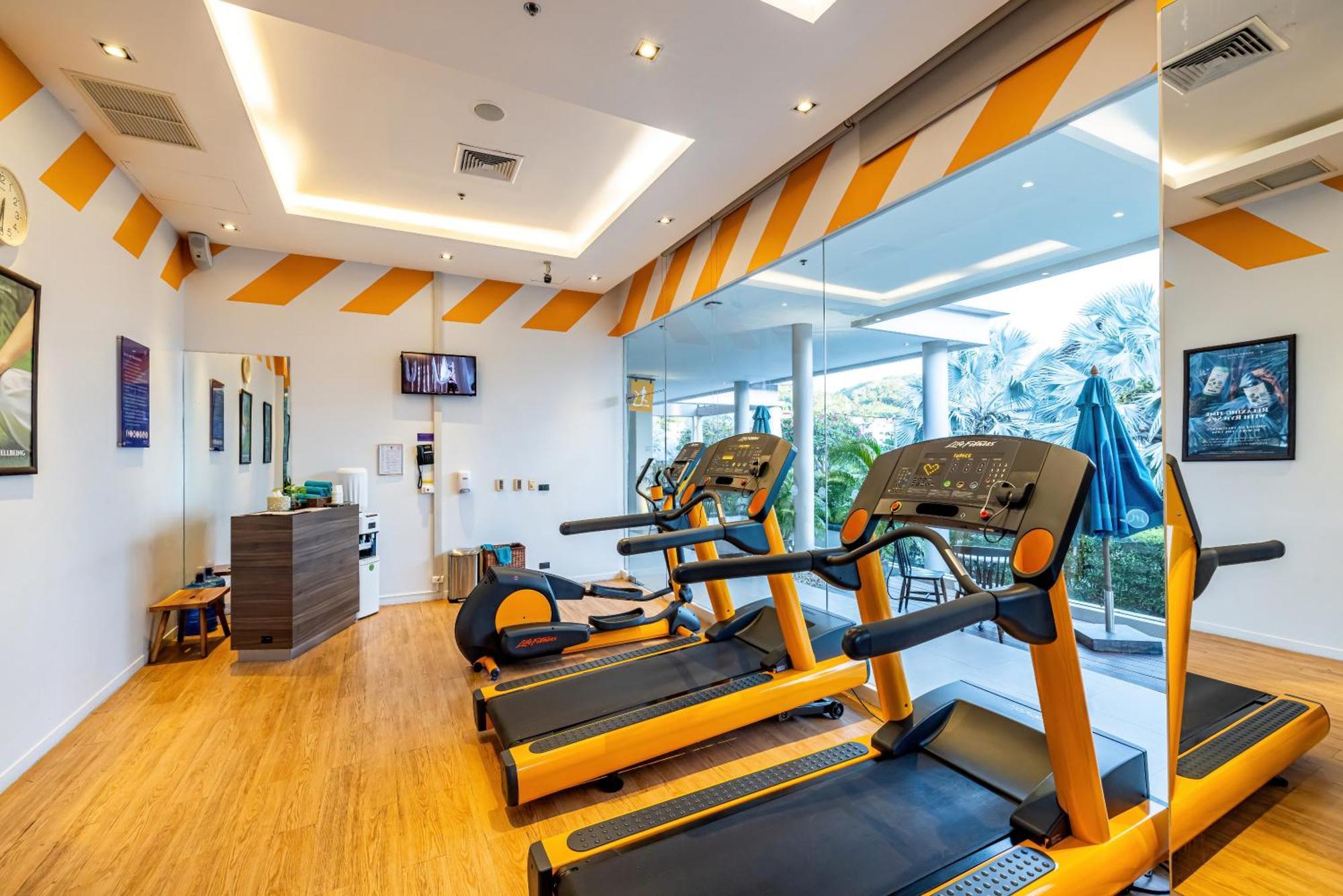 Grand Mercure Phuket Patong Exterior foto The gym at the hotel