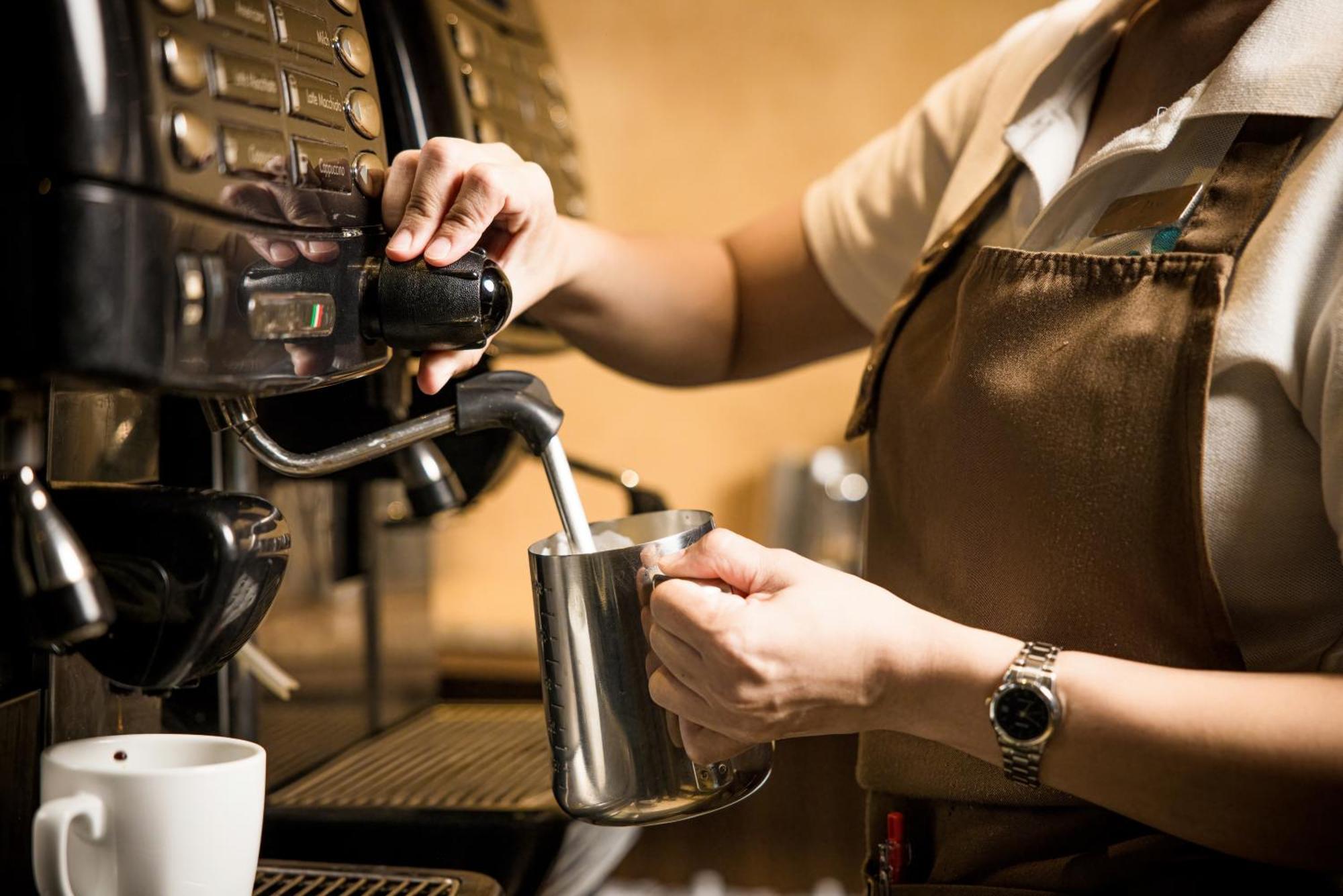 Grand Mercure Phuket Patong Exterior foto A barista making coffee