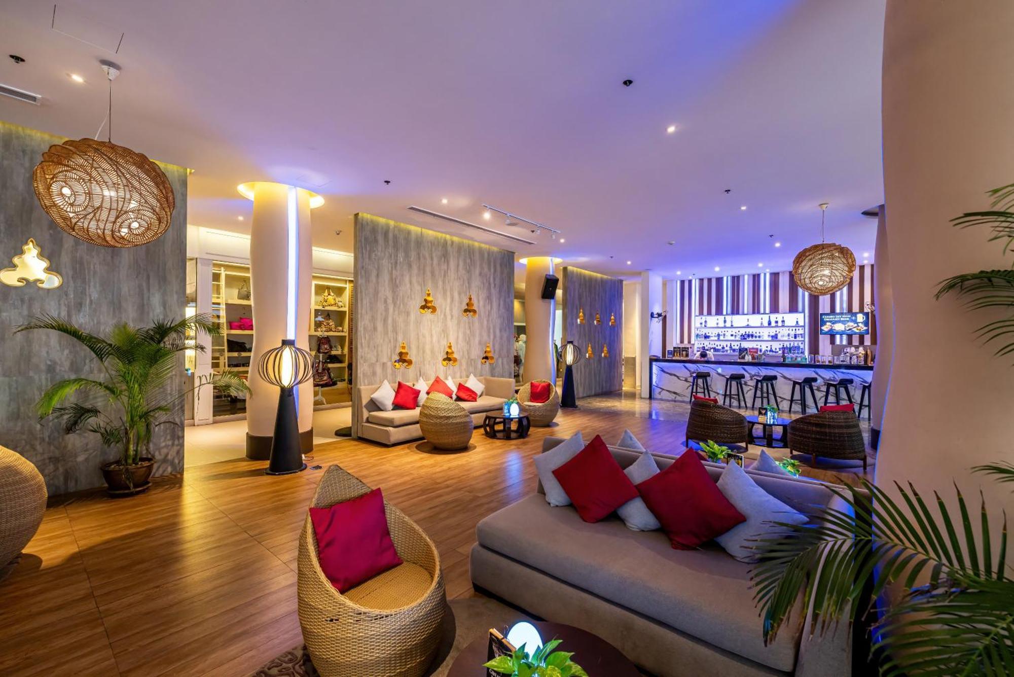 Grand Mercure Phuket Patong Exterior foto The lounge at the airport