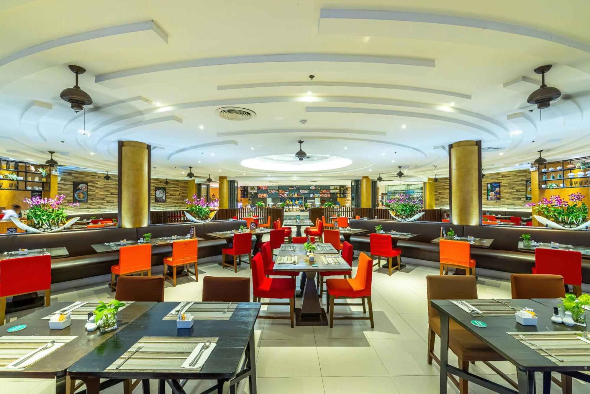 Grand Mercure Phuket Patong Exterior foto The interior of a buffet restaurant in Vietnam