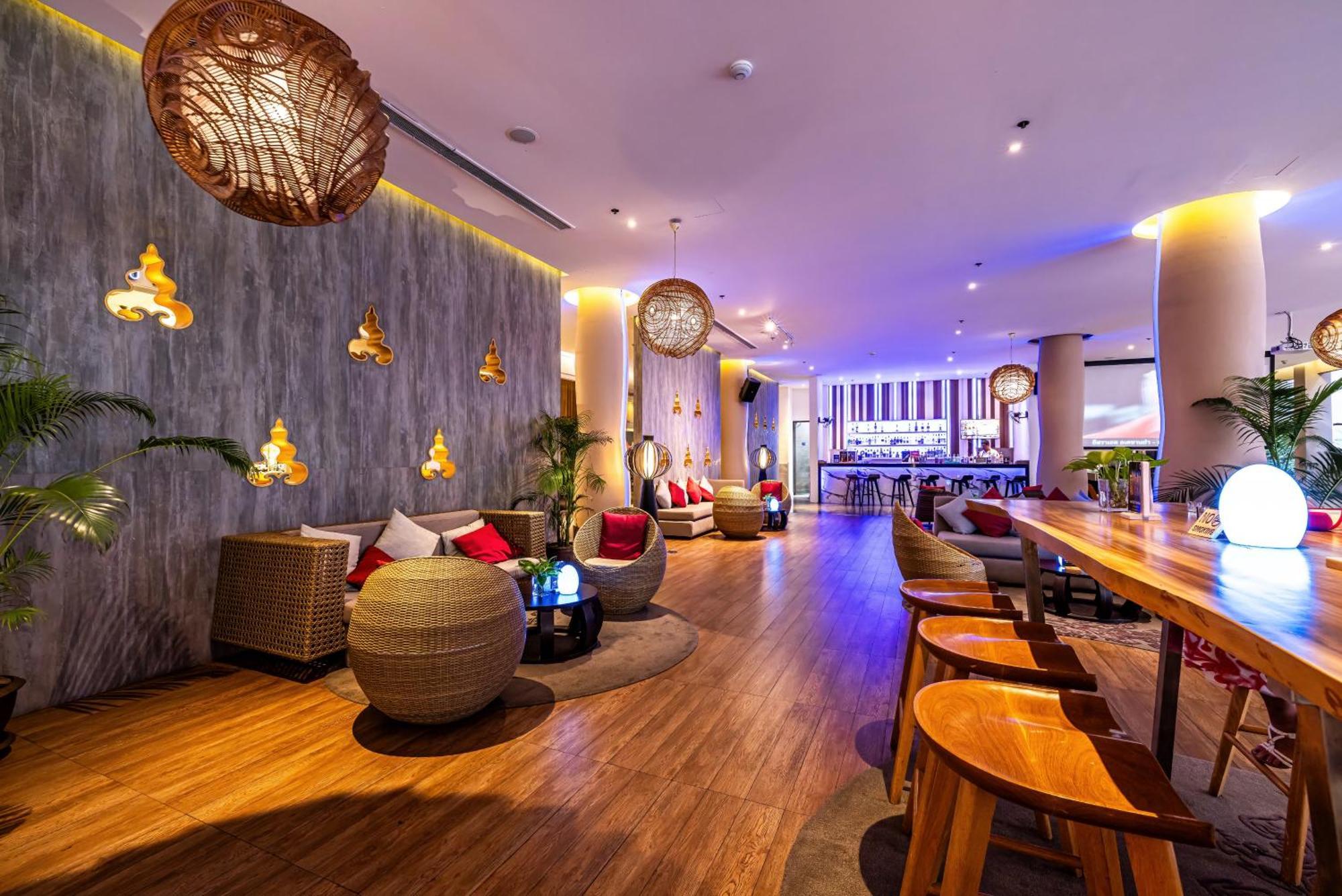 Grand Mercure Phuket Patong Exterior foto The lounge at the airport
