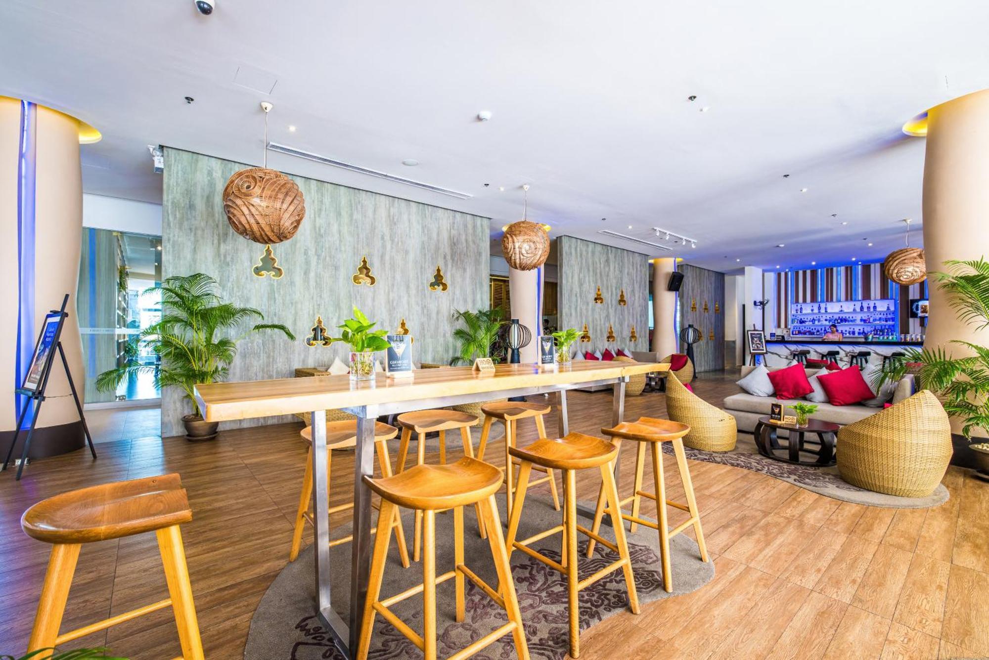 Grand Mercure Phuket Patong Exterior foto The bar at the hotel