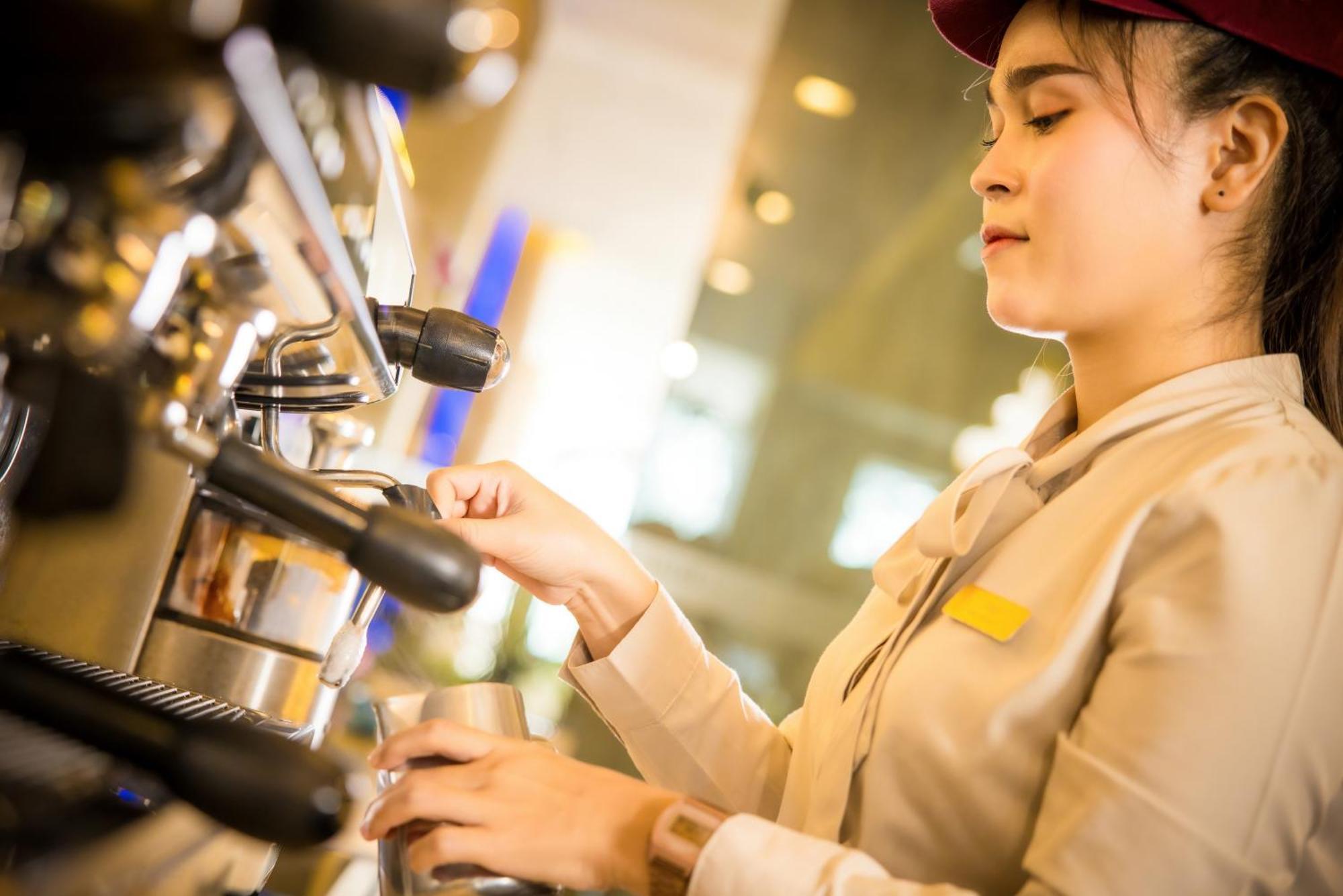 Grand Mercure Phuket Patong Exterior foto A barista at work