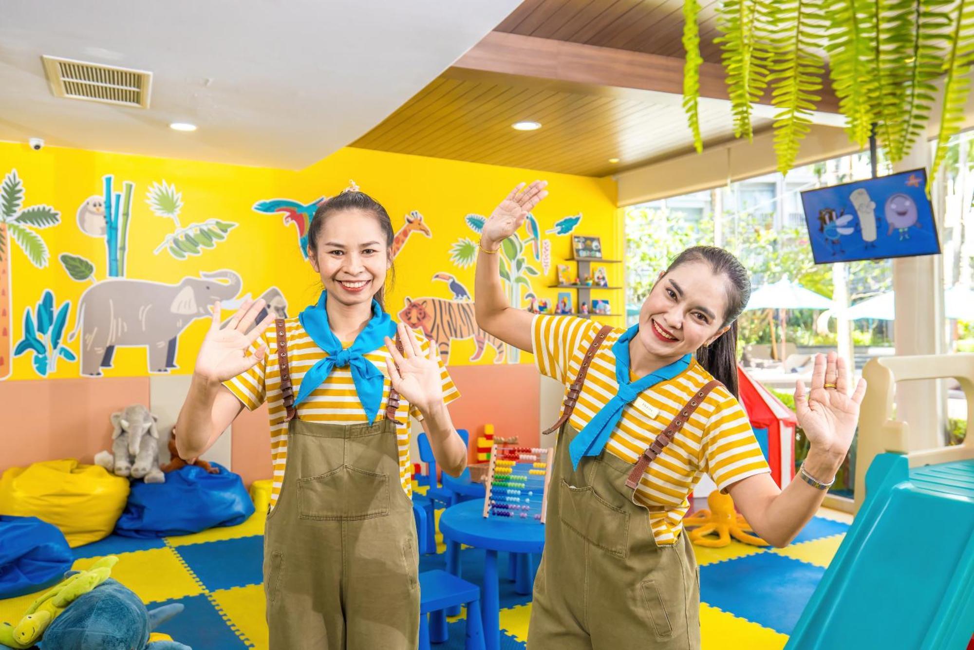 Grand Mercure Phuket Patong Exterior foto The staff of the hotel