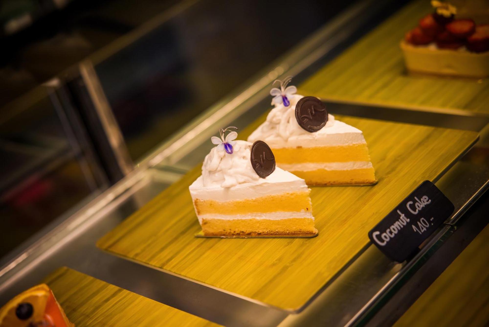 Grand Mercure Phuket Patong Exterior foto Coconut cake
