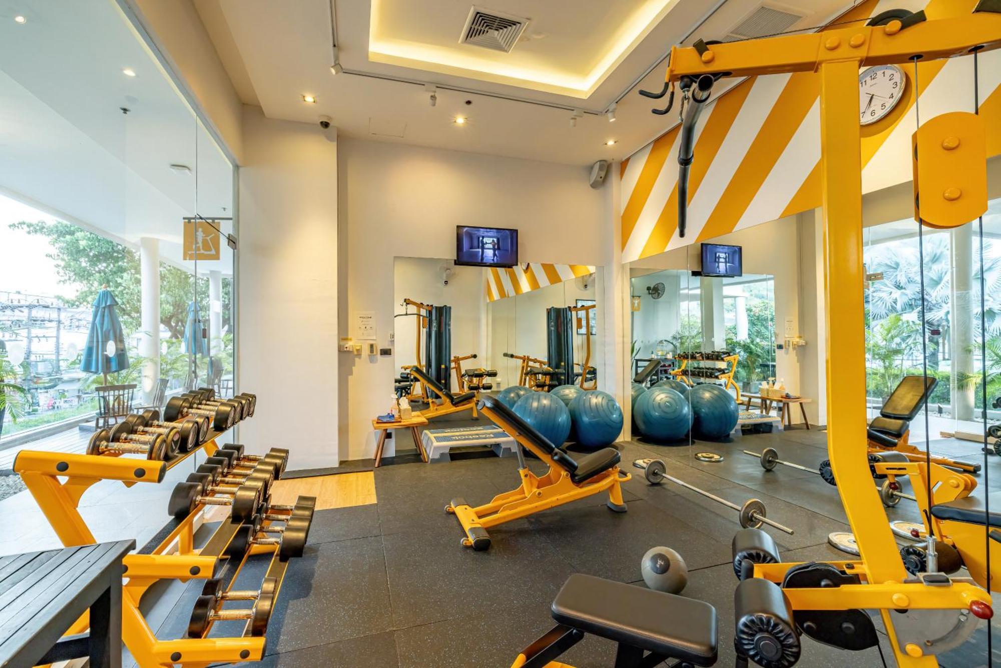 Grand Mercure Phuket Patong Exterior foto The gym at the hotel