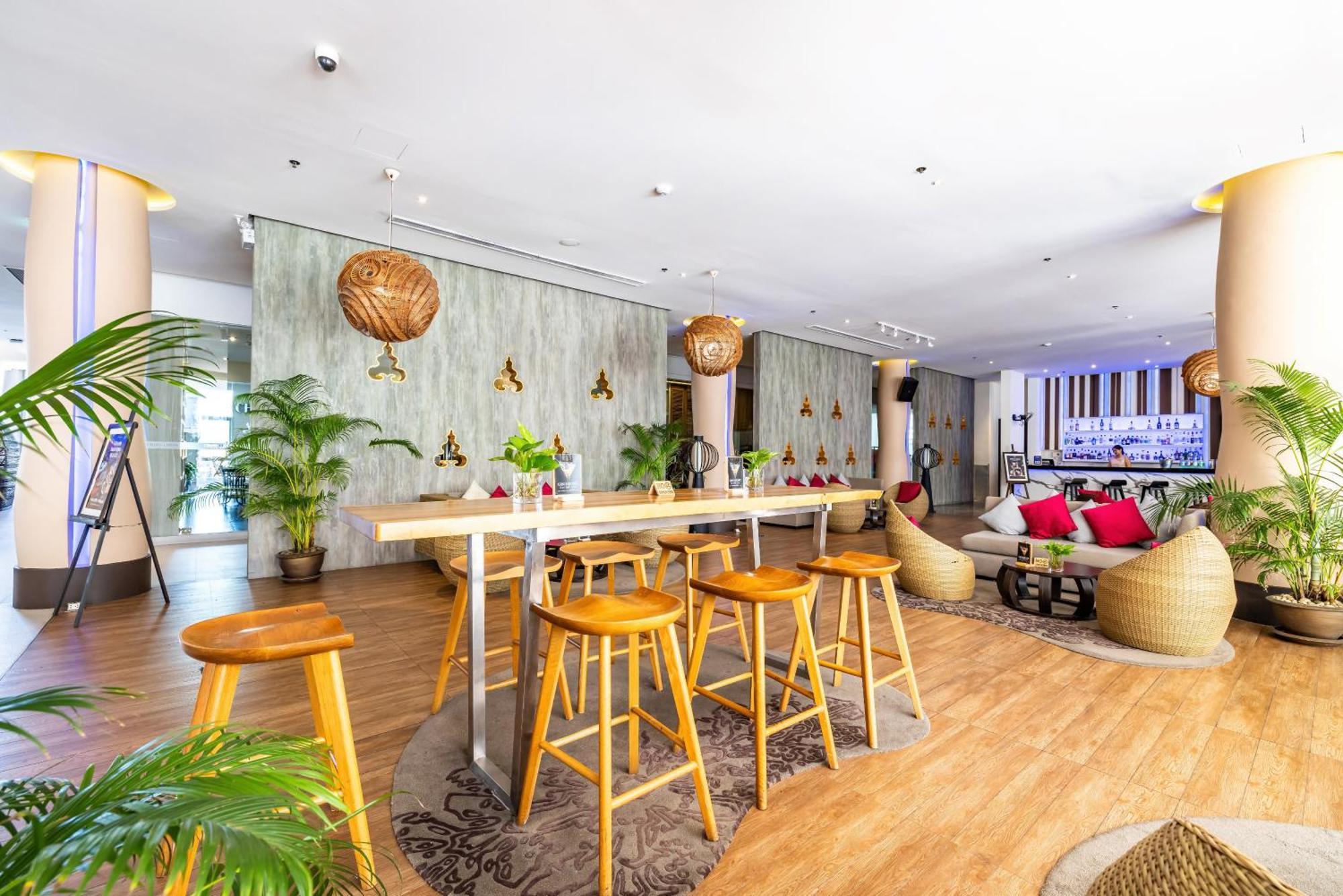 Grand Mercure Phuket Patong Exterior foto The lounge at the airport