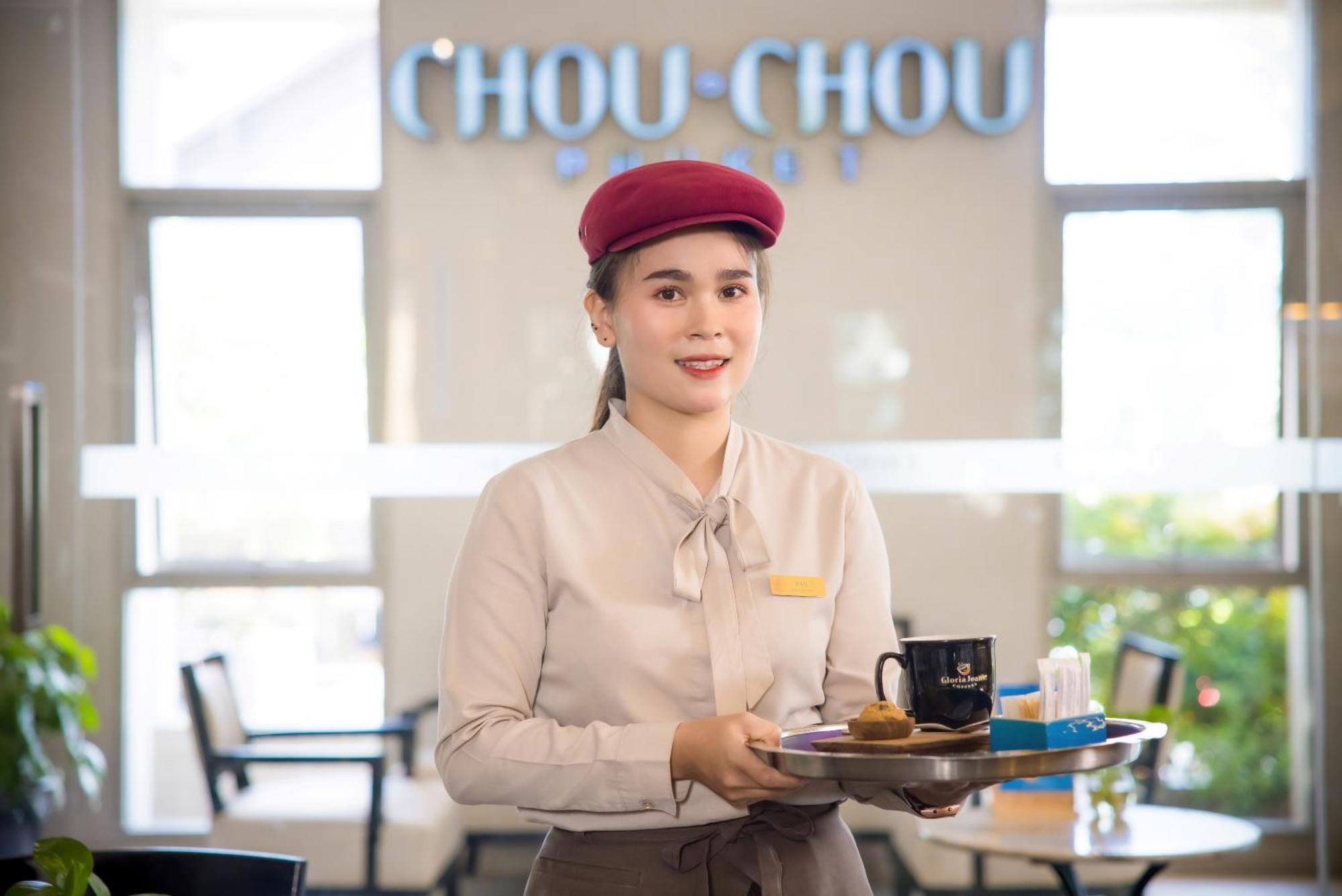 Grand Mercure Phuket Patong Exterior foto A waitress in Vietnam