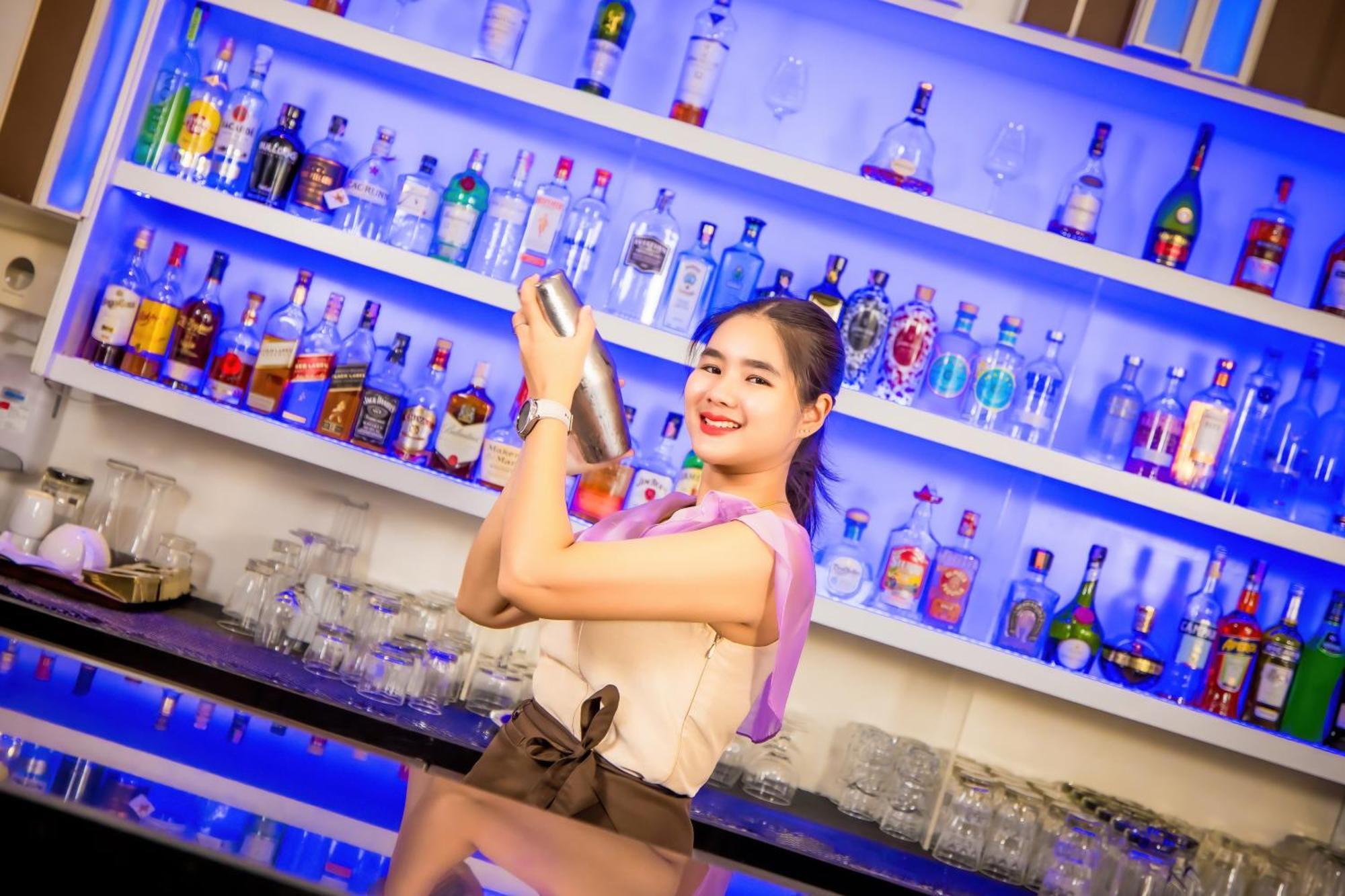 Grand Mercure Phuket Patong Exterior foto A bartender in Vietnam