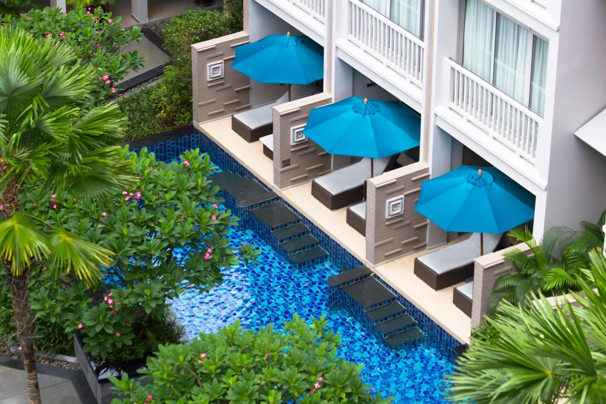 Grand Mercure Phuket Patong Exterior foto The swimming pool at the hotel