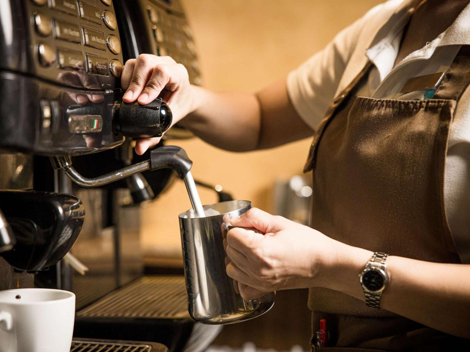 Grand Mercure Phuket Patong Exterior foto A barista making espresso