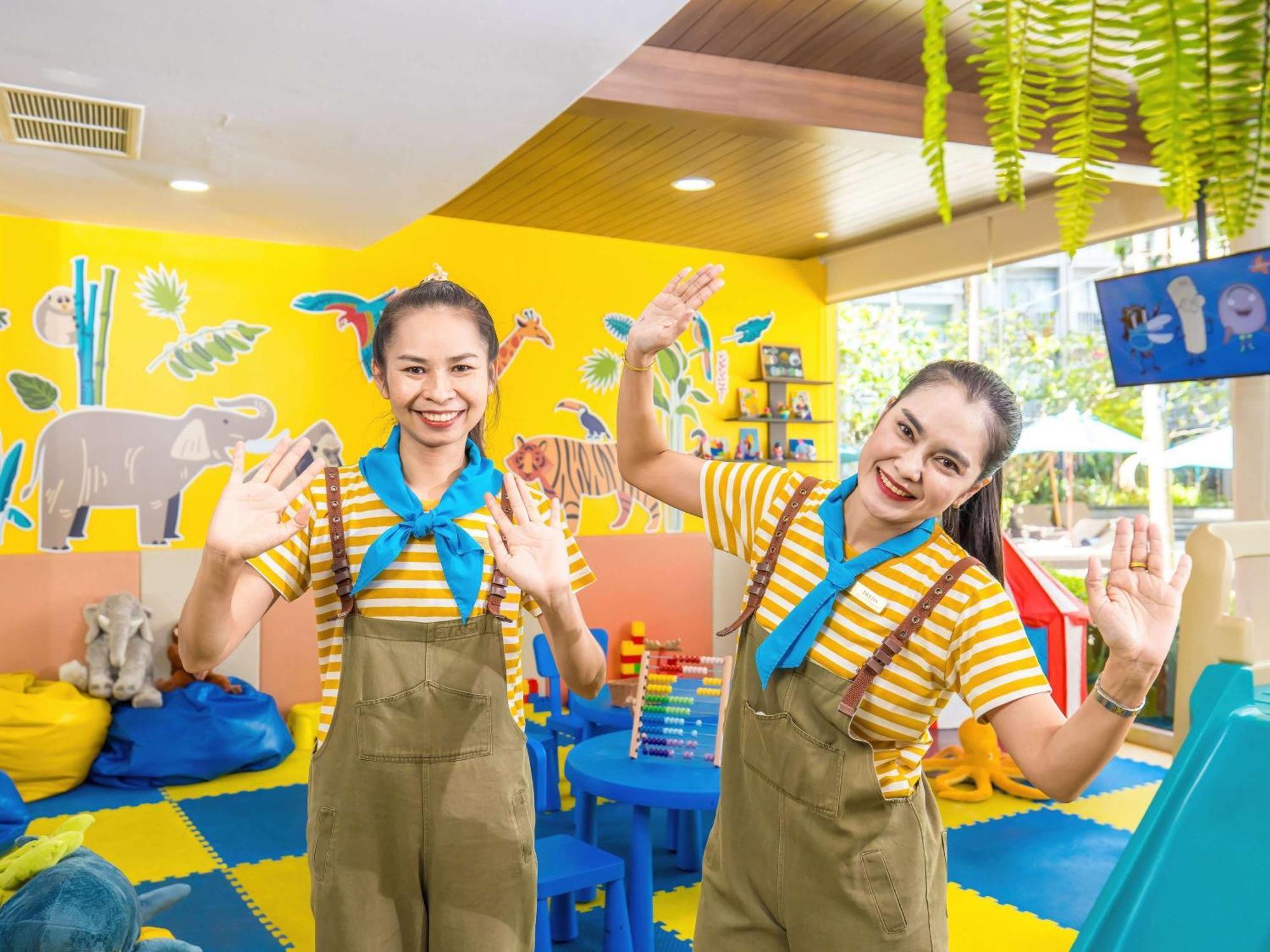 Grand Mercure Phuket Patong Exterior foto The staff of the zoo