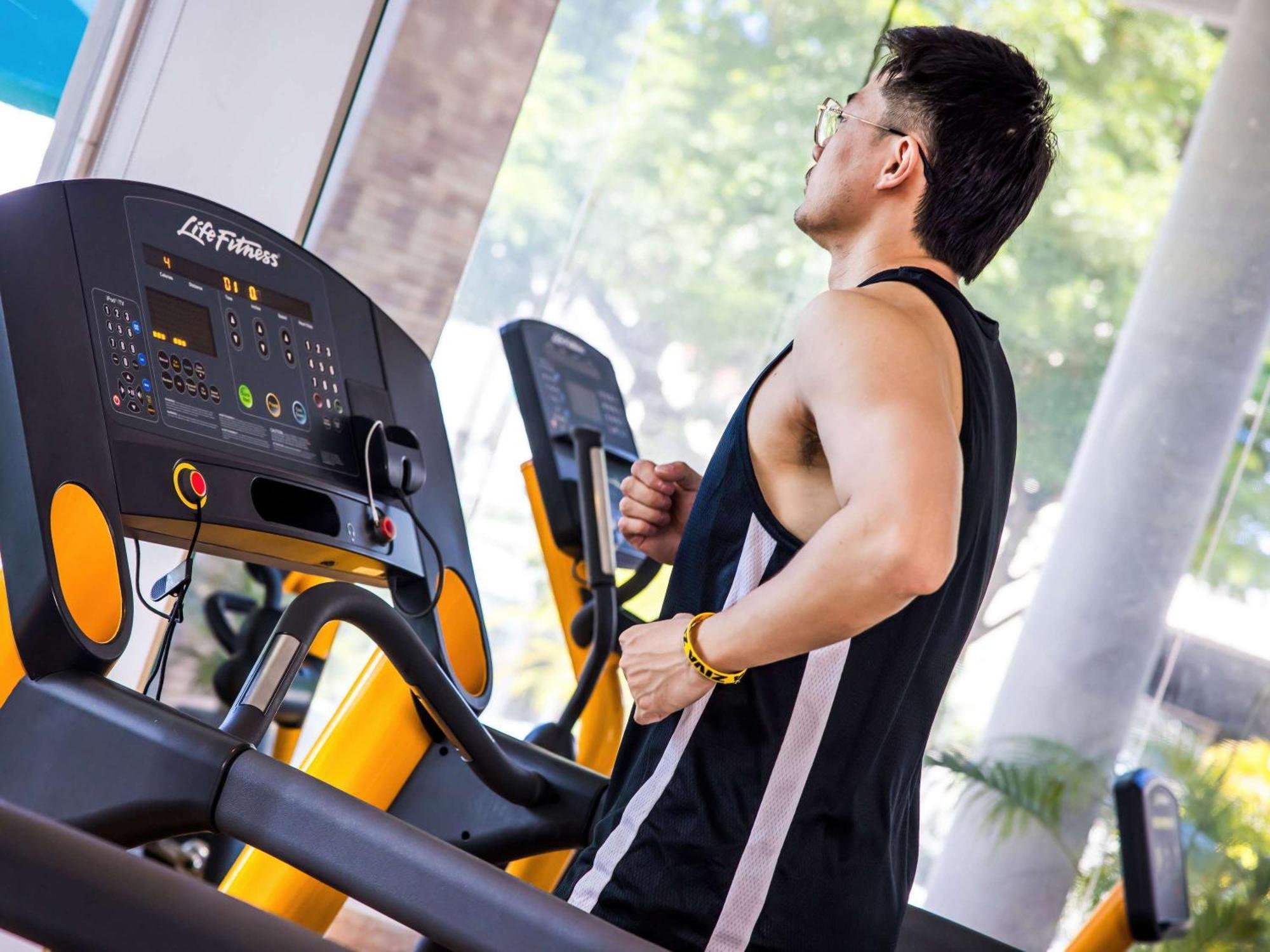 Grand Mercure Phuket Patong Exterior foto A man on a treadmill