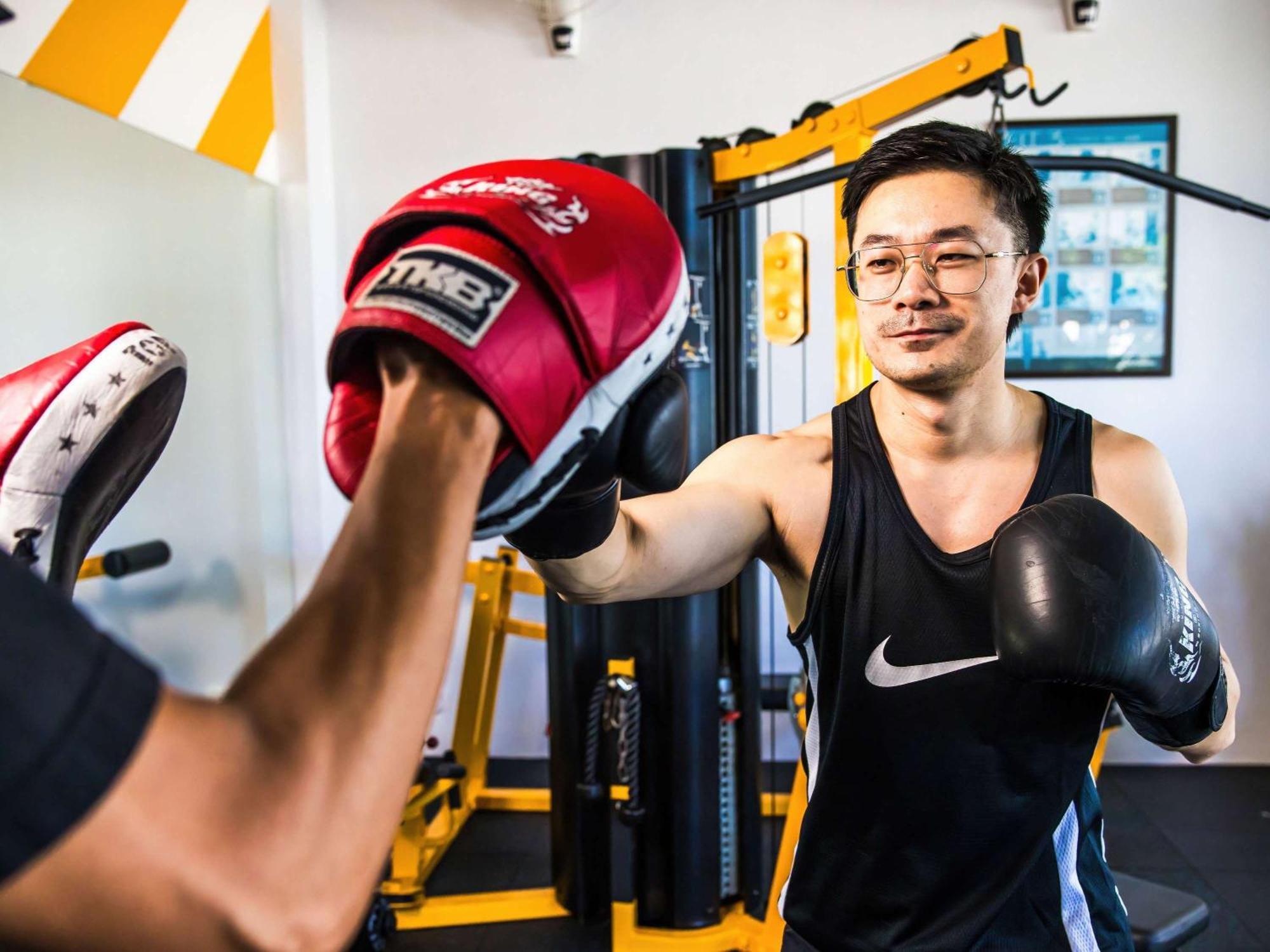 Grand Mercure Phuket Patong Exterior foto A boxer training with a heavy bag