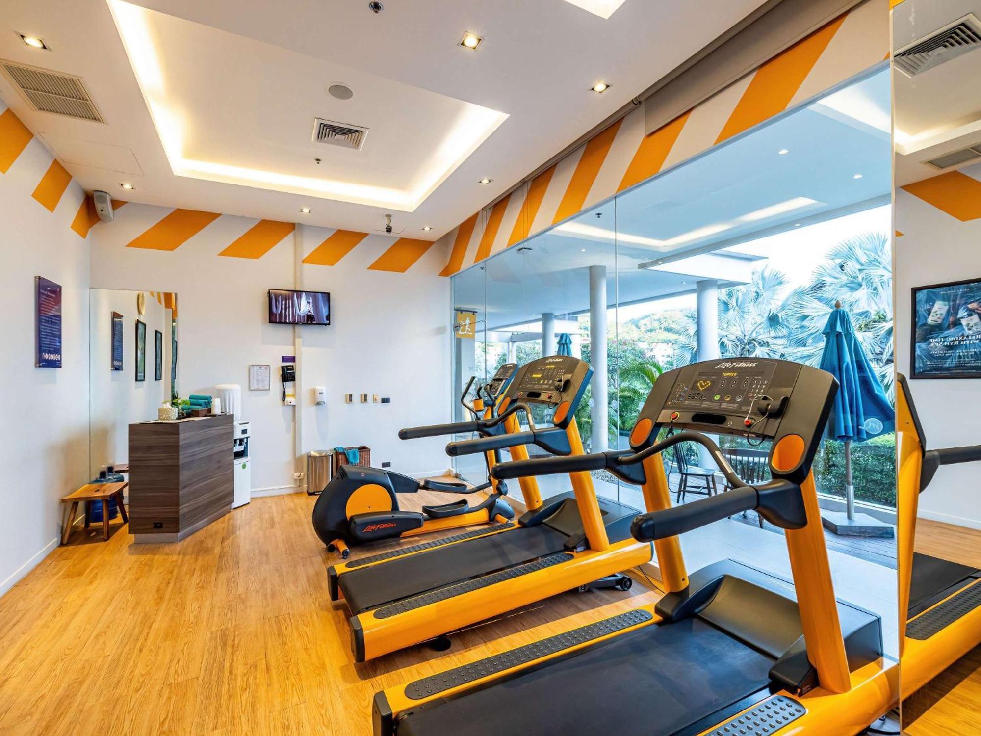 Grand Mercure Phuket Patong Exterior foto The gym at the hotel