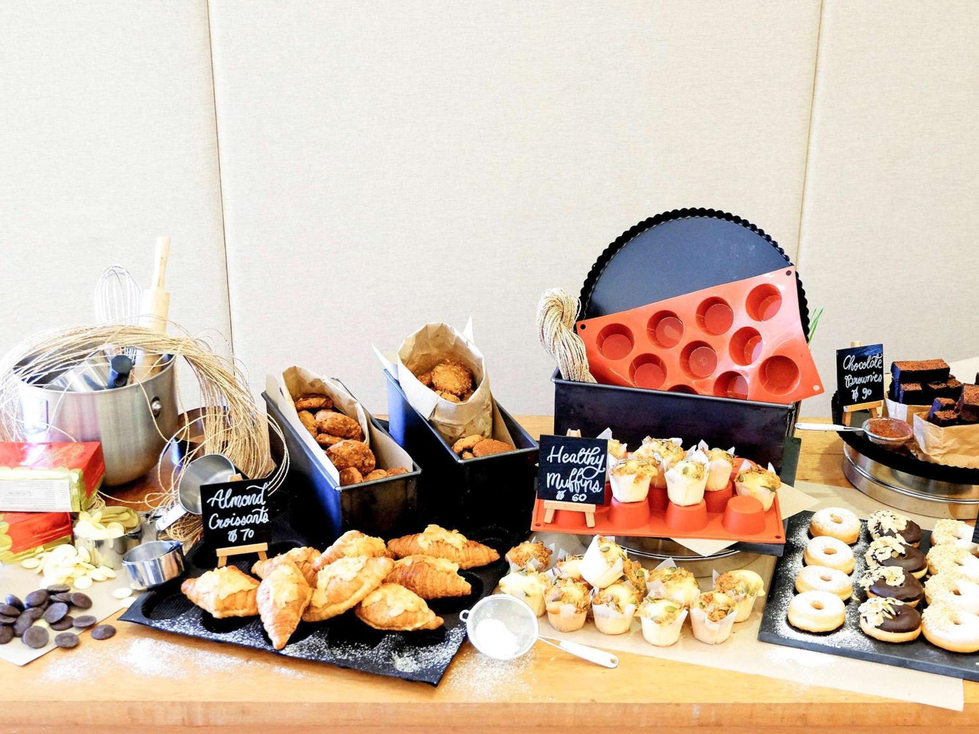 Grand Mercure Phuket Patong Exterior foto A dessert buffet