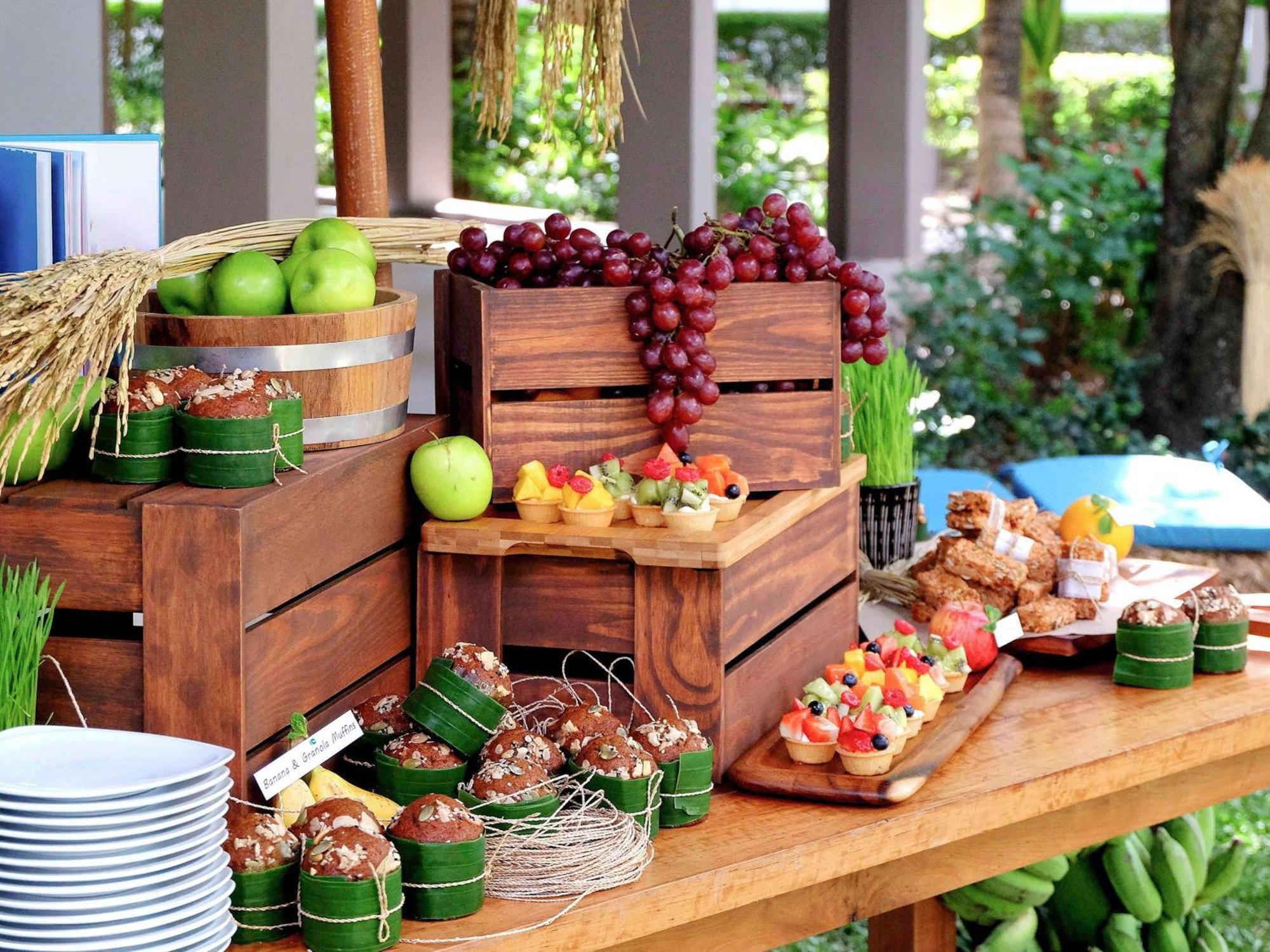 Grand Mercure Phuket Patong Exterior foto A dessert buffet