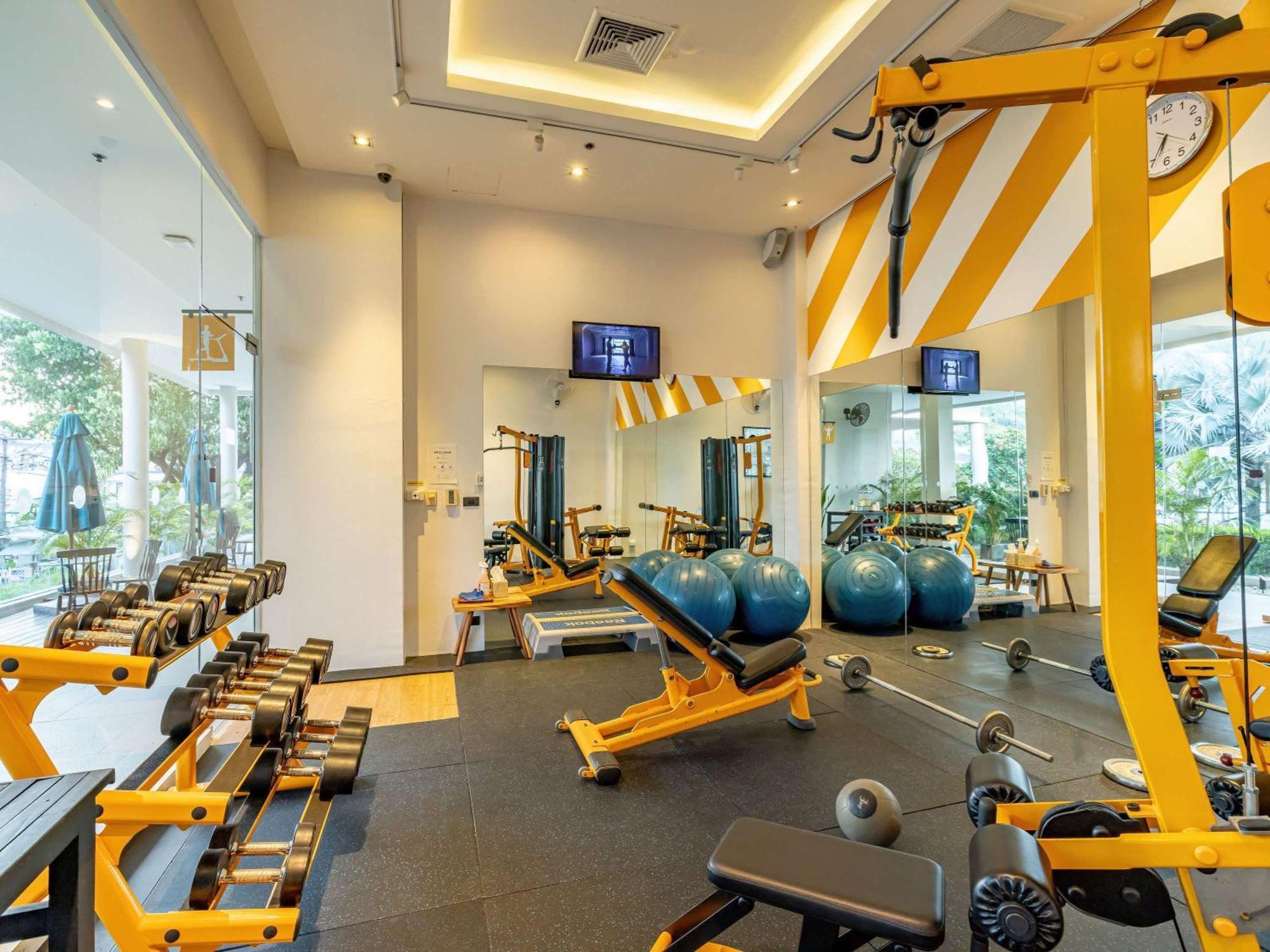 Grand Mercure Phuket Patong Exterior foto The gym at the hotel