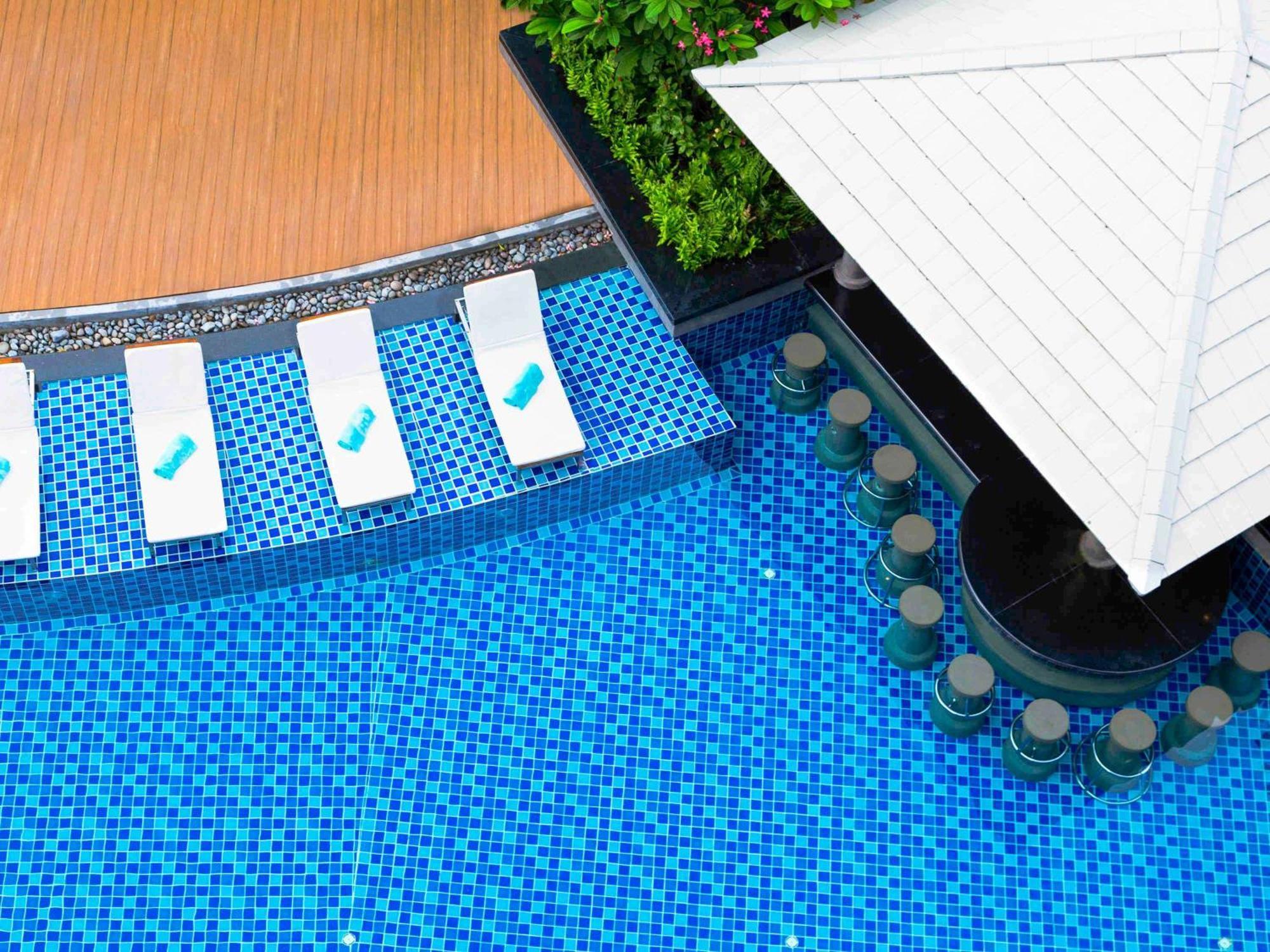 Grand Mercure Phuket Patong Exterior foto A swimming pool with a blue mosaic tiled floor