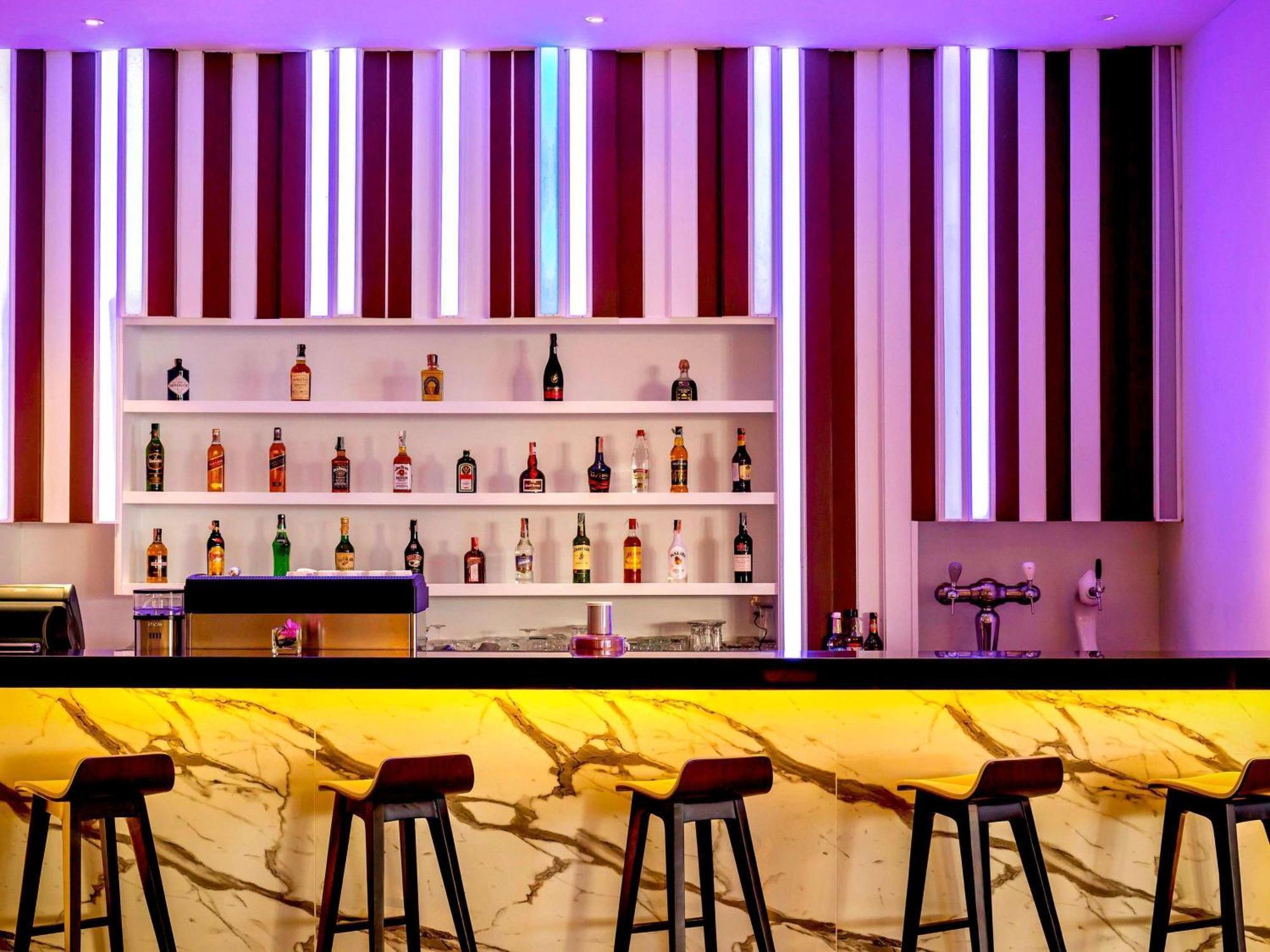 Grand Mercure Phuket Patong Exterior foto The bar at the hotel