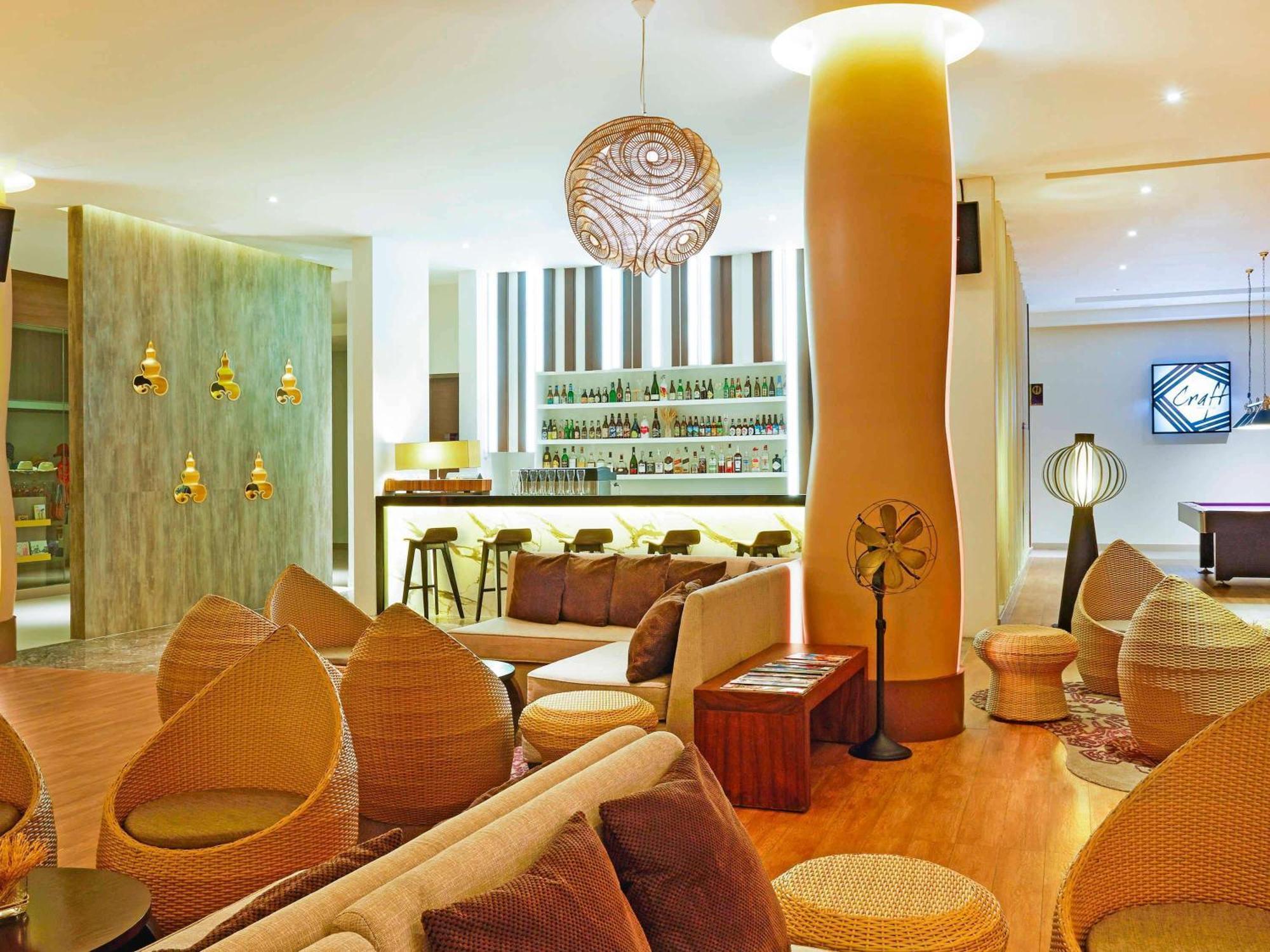 Grand Mercure Phuket Patong Exterior foto The lounge at the airport