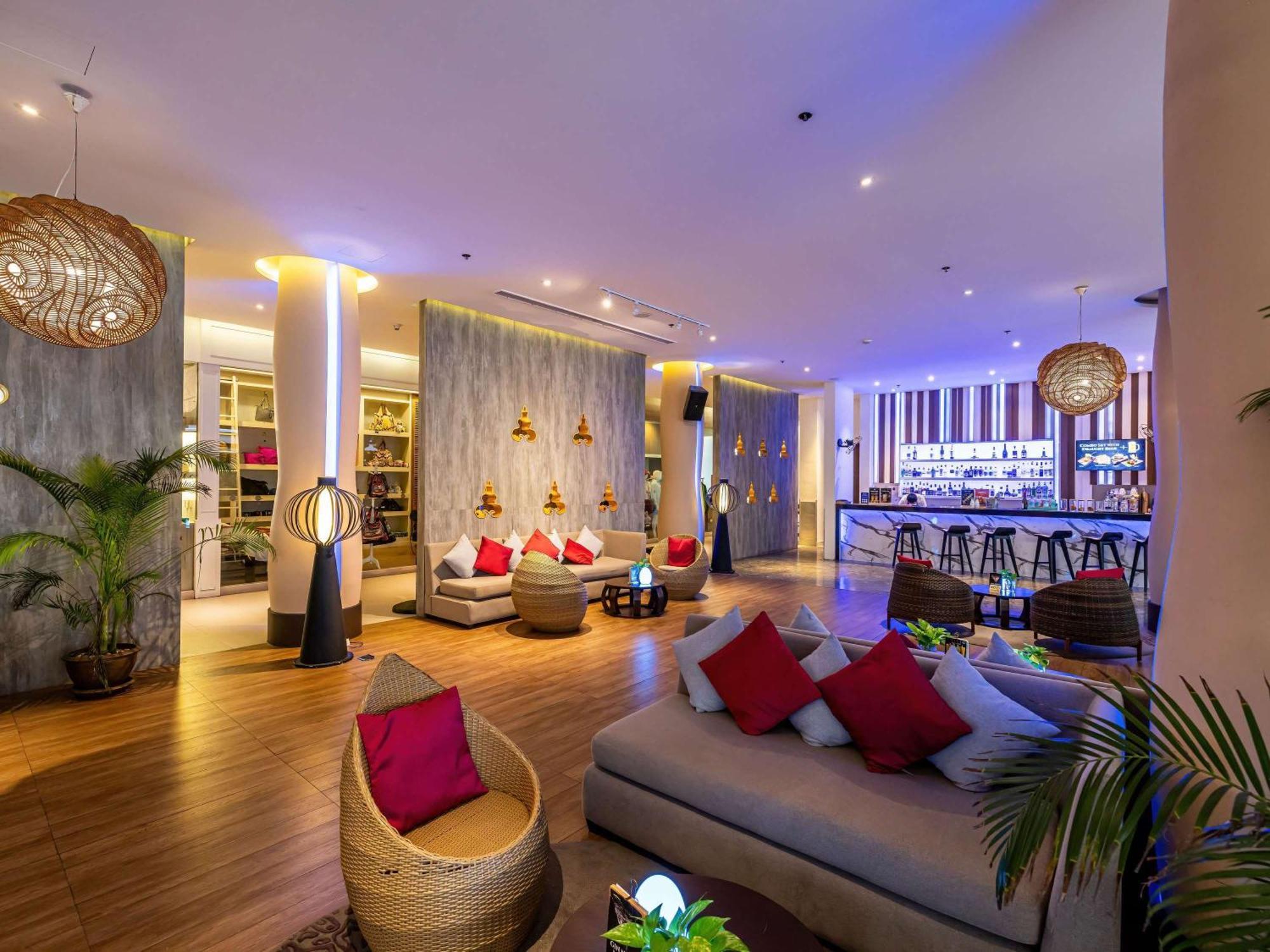 Grand Mercure Phuket Patong Exterior foto The lounge at the hotel